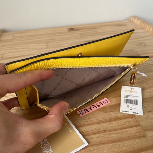 Michael Kors Wallet🎈🎈 - Picture 6 of 8